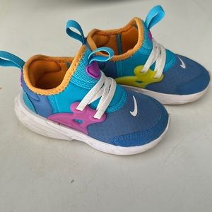Toddler unisex Nike sneakers size 8. Great condition!